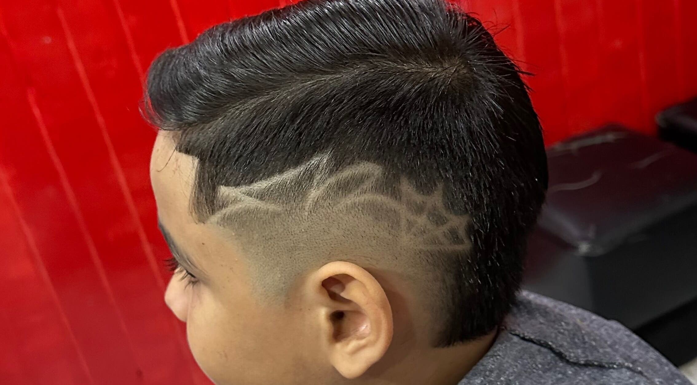 Corte de cabelo com design artístico no Thiago Barber, Ceará, Ceará, BR.