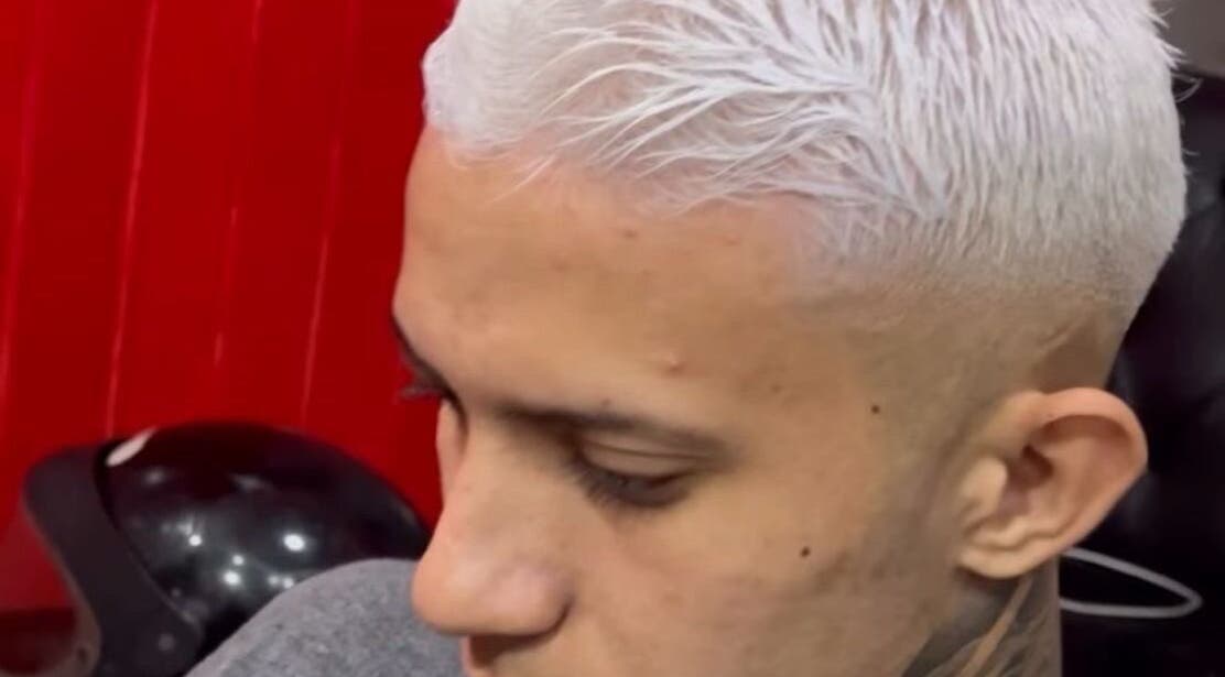 Corte platinado moderno no Thiago Barber, Ceará, Ceará, BR.