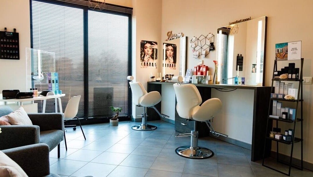 Elegante interno del Hs Make-Up & Beauty Lab a Grugliasco, Piemonte, IT, con moderne postazioni trucco.