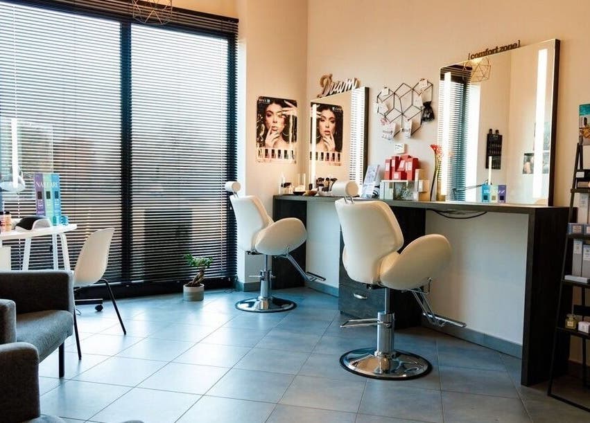 Elegante interno del Hs Make-Up & Beauty Lab a Grugliasco, Piemonte, IT, con moderne postazioni trucco.