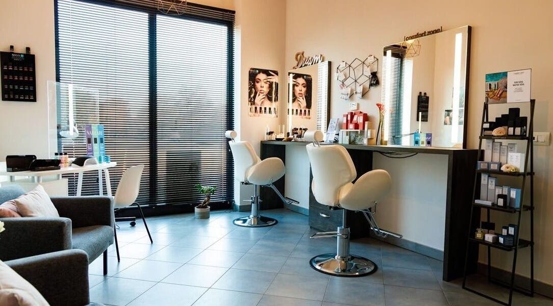 Elegante interno del Hs Make-Up & Beauty Lab a Grugliasco, Piemonte, IT, con moderne postazioni trucco.