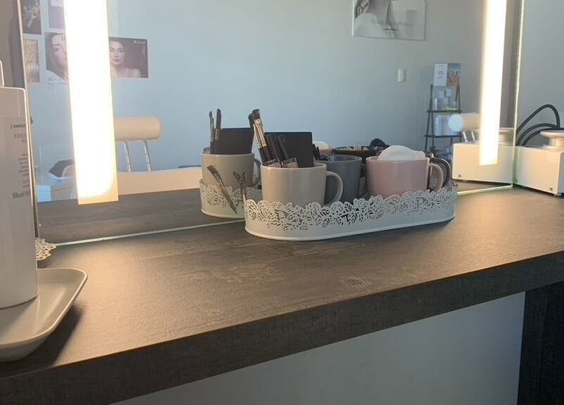 Tavolo da trucco elegante con prodotti alla Hs Make-Up & Beauty Lab, Grugliasco, Piemonte, IT.