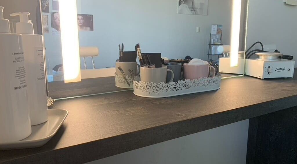 Tavolo da trucco elegante con prodotti alla Hs Make-Up & Beauty Lab, Grugliasco, Piemonte, IT.