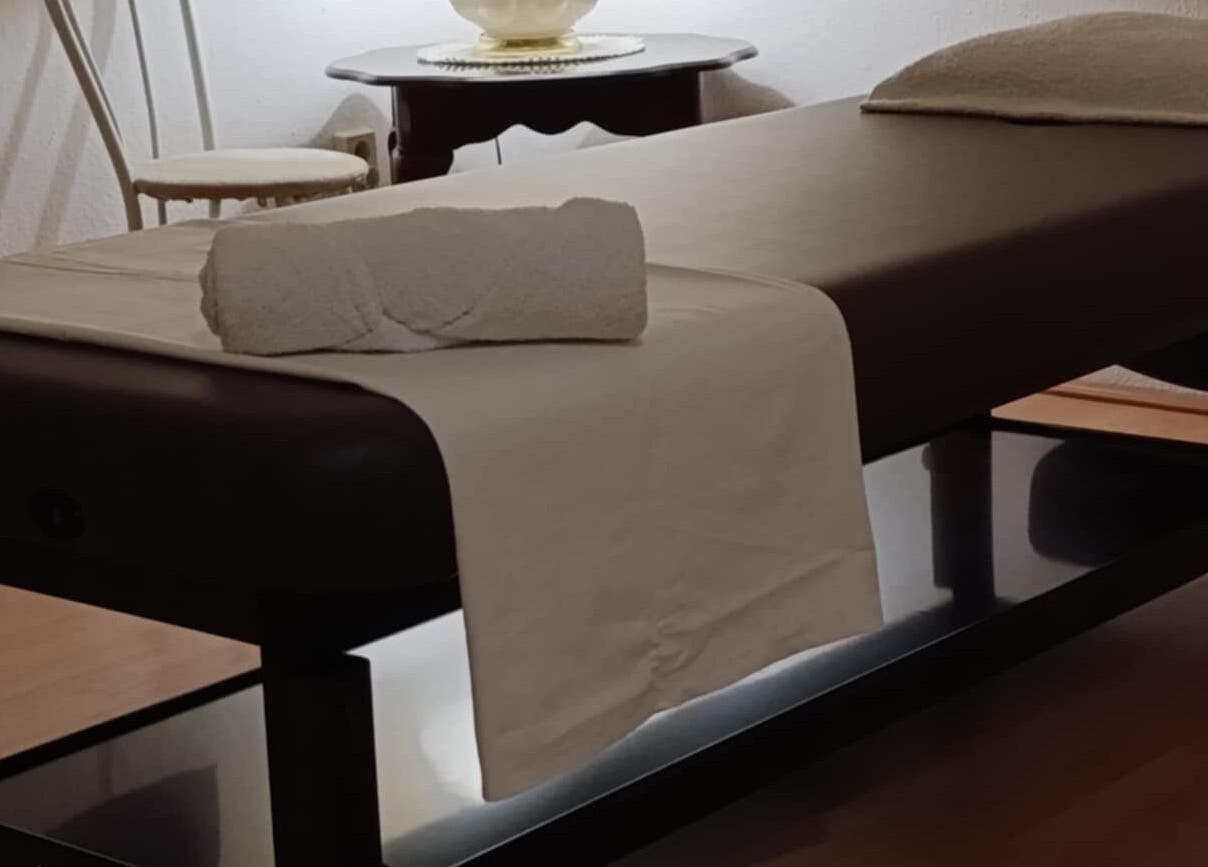 Relaxing massage room at ONE Thai Solution Massage, Budapest, Magyar, HU, featuring a comfortable massage table.