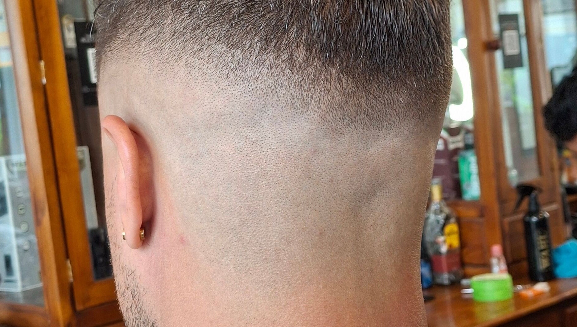 Potongan fade klasik di Barber Home Service, Bali, Bali, ID, tampak belakang dengan detail sempurna.