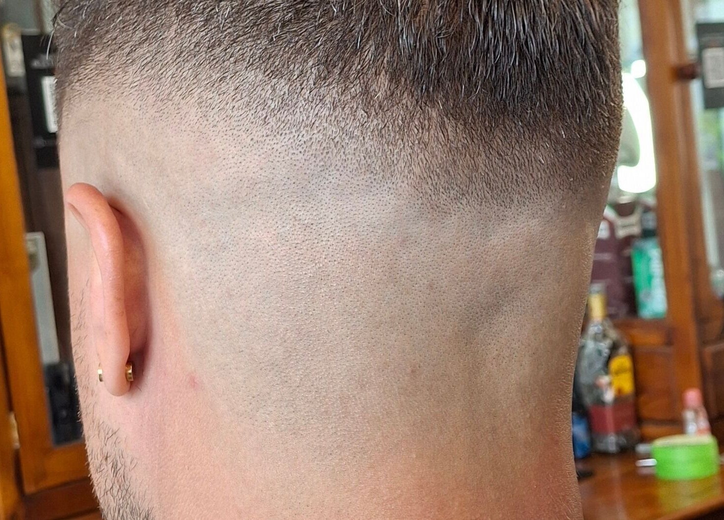 Potongan fade klasik di Barber Home Service, Bali, Bali, ID, tampak belakang dengan detail sempurna.