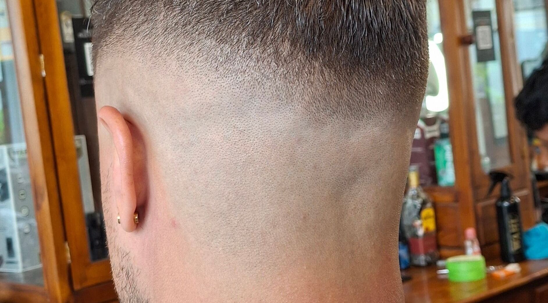 Potongan fade klasik di Barber Home Service, Bali, Bali, ID, tampak belakang dengan detail sempurna.