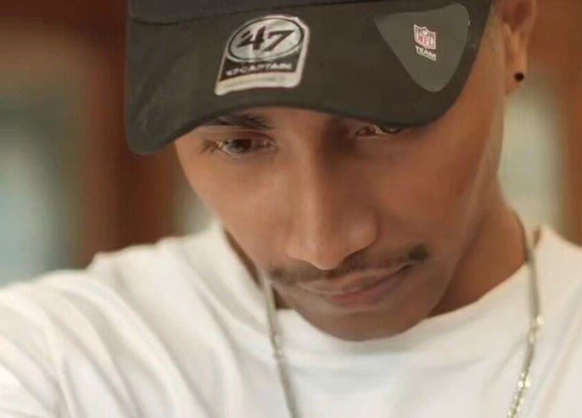 Penata rambut di Barber Home Service fokus bekerja, lokasi di Bali, Bali, ID.