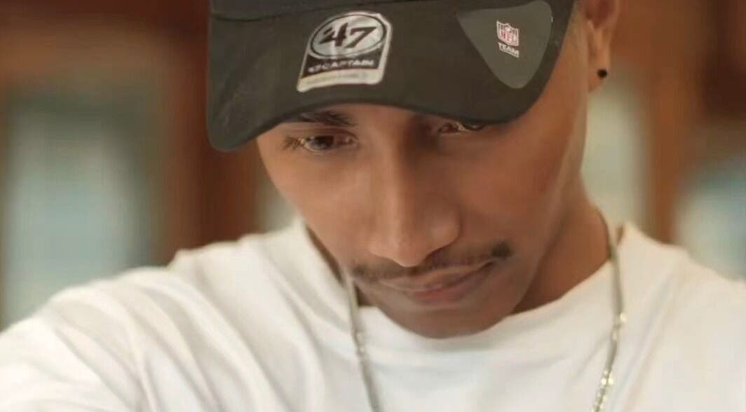 Penata rambut di Barber Home Service fokus bekerja, lokasi di Bali, Bali, ID.