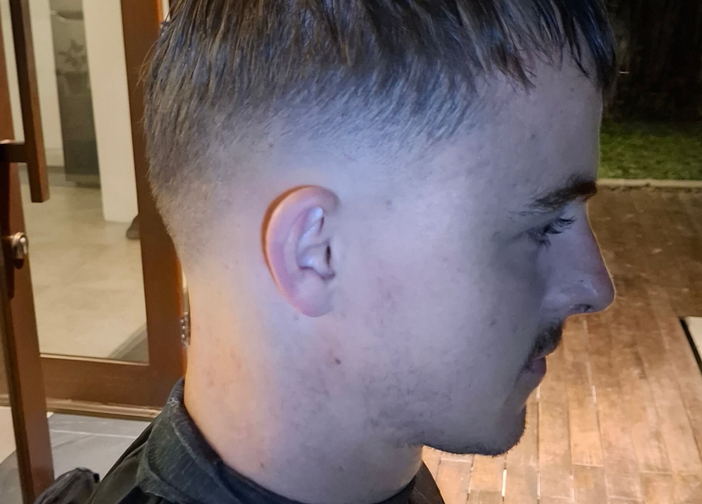 Gaya rambut modern pria di Barber Home Service, Bali, Bali, ID, menciptakan tampilan yang edgy.