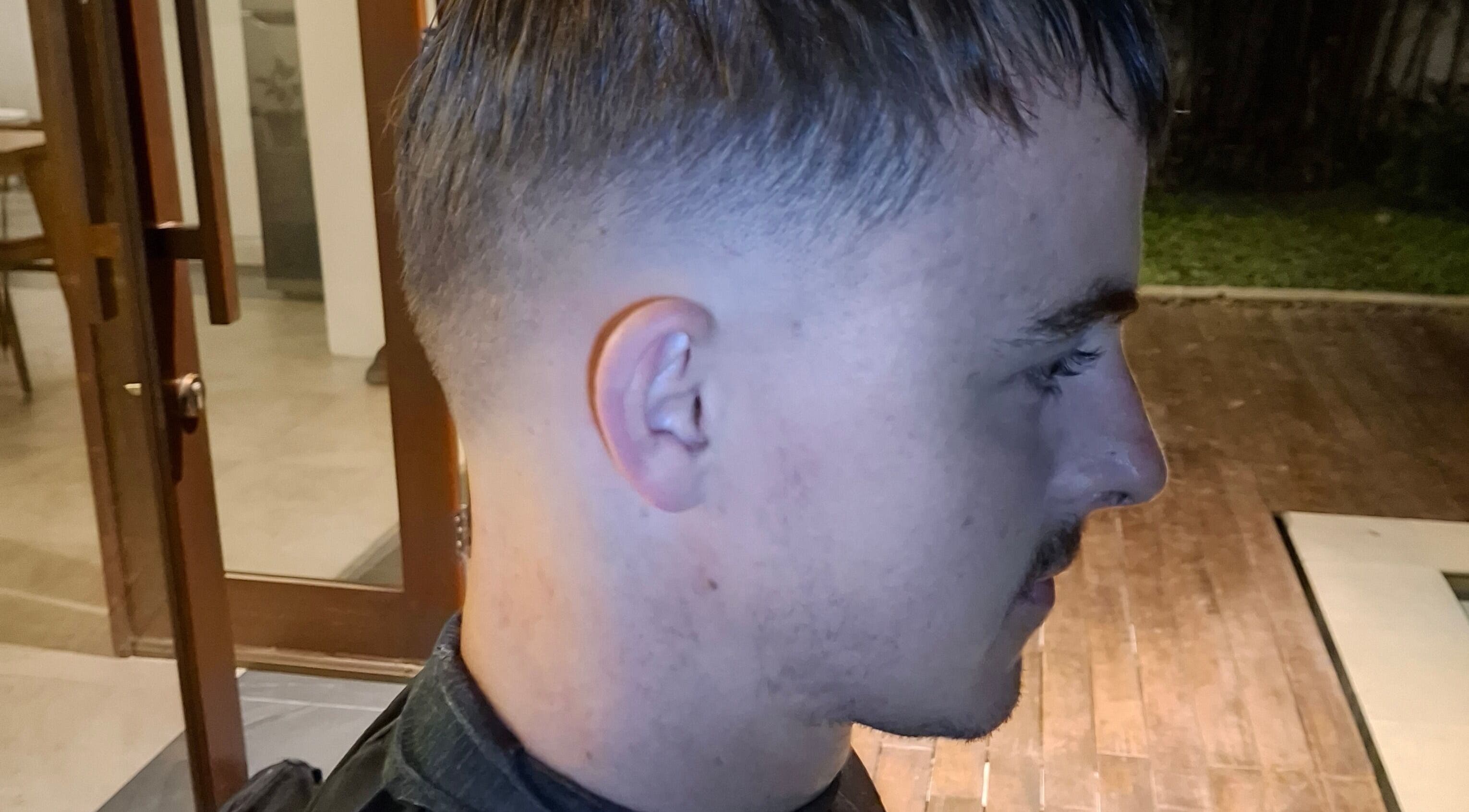 Gaya rambut modern pria di Barber Home Service, Bali, Bali, ID, menciptakan tampilan yang edgy.