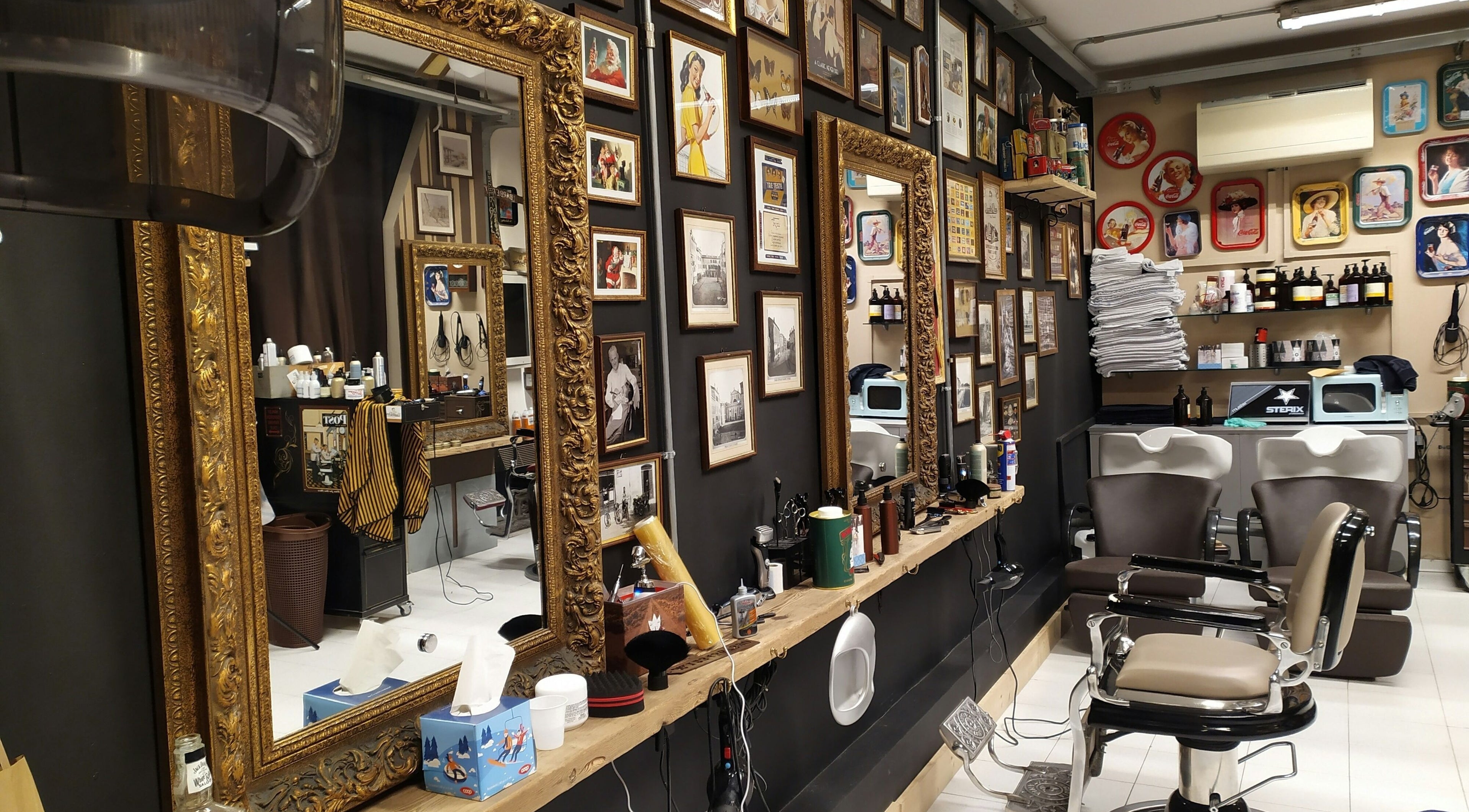 Innenraum von Hairlistically - Organic Curls - in Duisburg, Nordrhein-westfalen, DE mit nostalgischem Dekor.