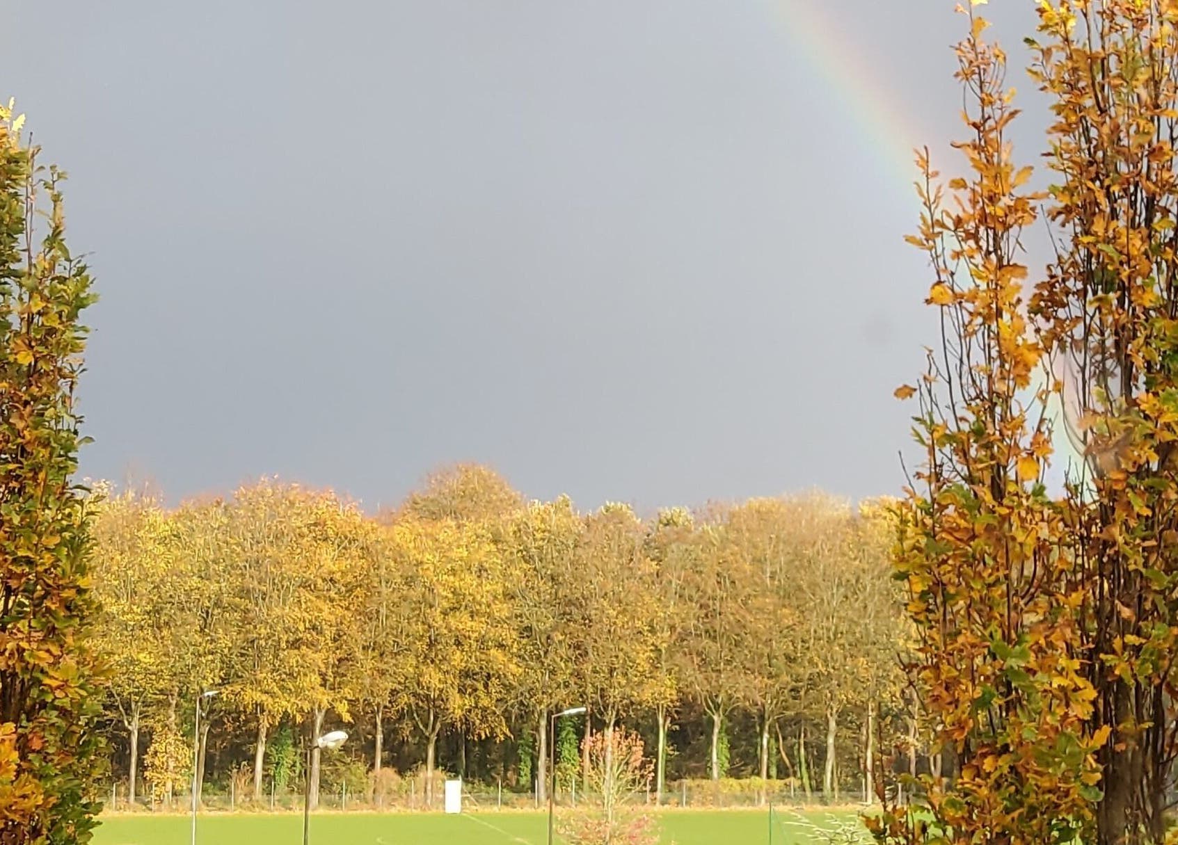 Arc-en-ciel sur paysage automnal près de Annbeauty Visage, Le Havre, Normandie, FR.