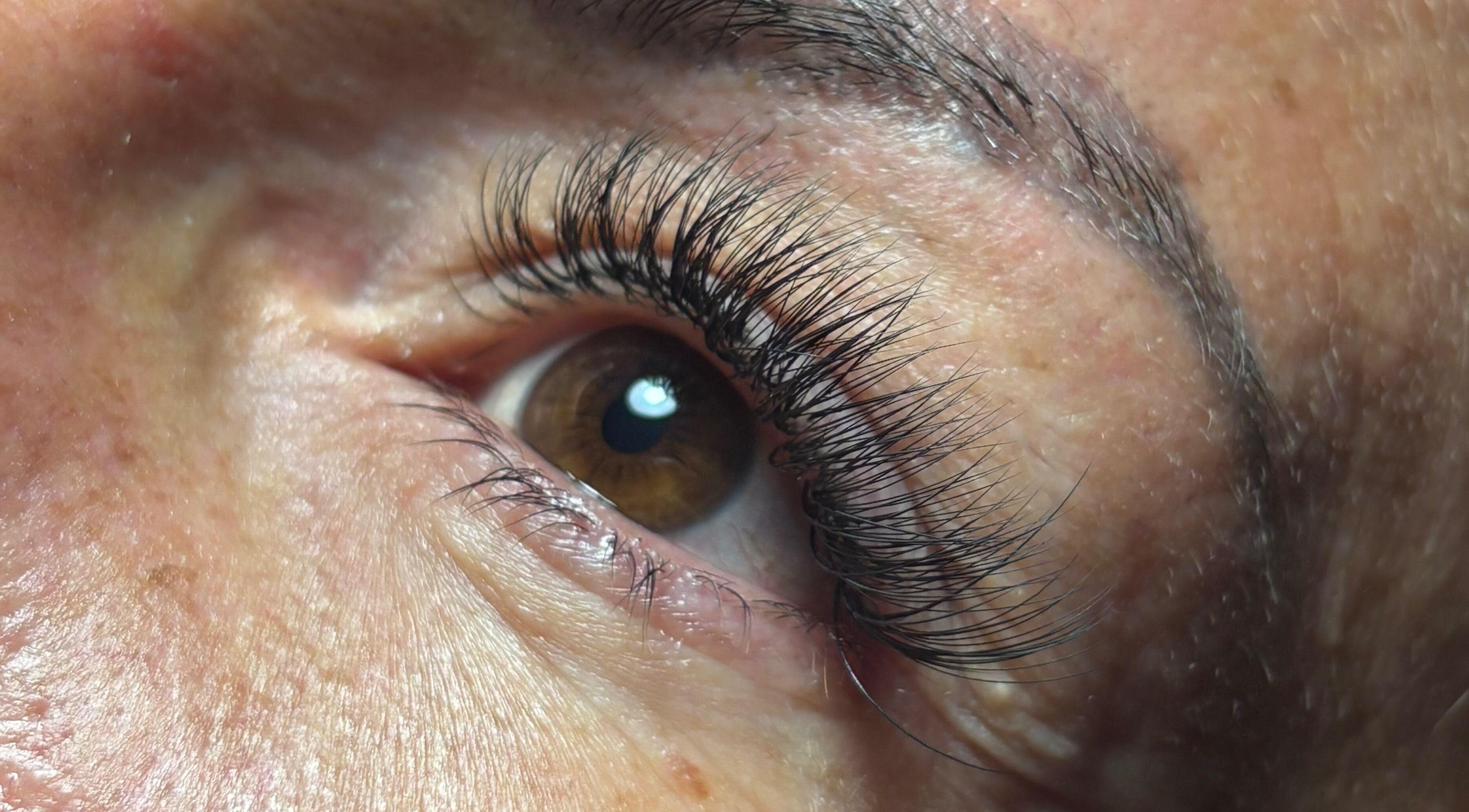 Extension de cils chez CL Beauty à Nice, Provence-alpes-côte D'azur, FR, montrant des cils volumineux et courbés.