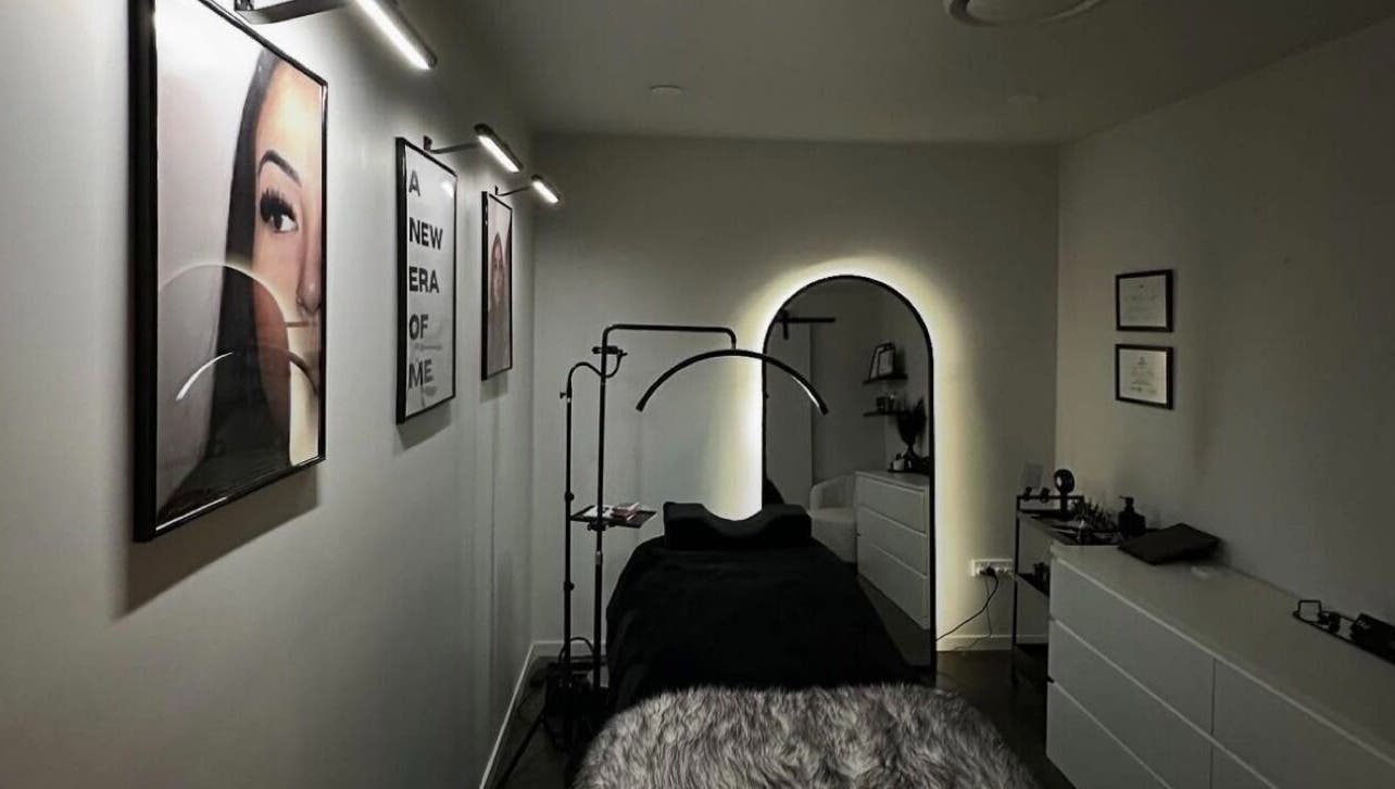 Salle de soins moderne chez Sass_beauty78, Magny-les-hameaux, Île-de-france, FR, avec déco sophistiquée.