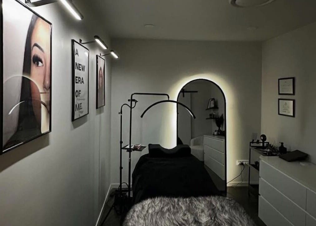 Salle de soins moderne chez Sass_beauty78, Magny-les-hameaux, Île-de-france, FR, avec déco sophistiquée.