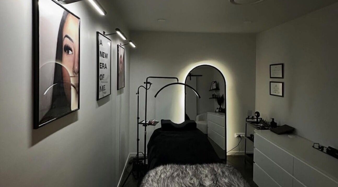 Salle de soins moderne chez Sass_beauty78, Magny-les-hameaux, Île-de-france, FR, avec déco sophistiquée.