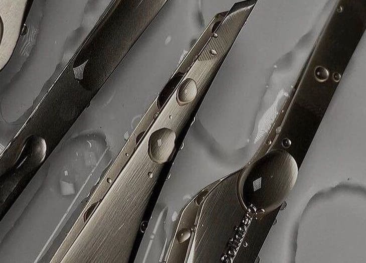 Ciseaux brillants à Sass_beauty78, Magny-les-hameaux, Île-de-france, FR, posés sur une surface mouillée.