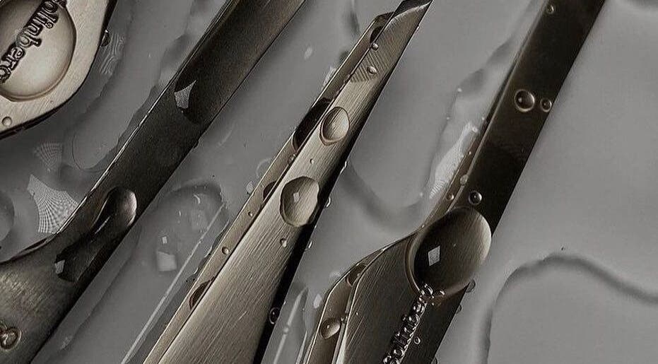 Ciseaux brillants à Sass_beauty78, Magny-les-hameaux, Île-de-france, FR, posés sur une surface mouillée.