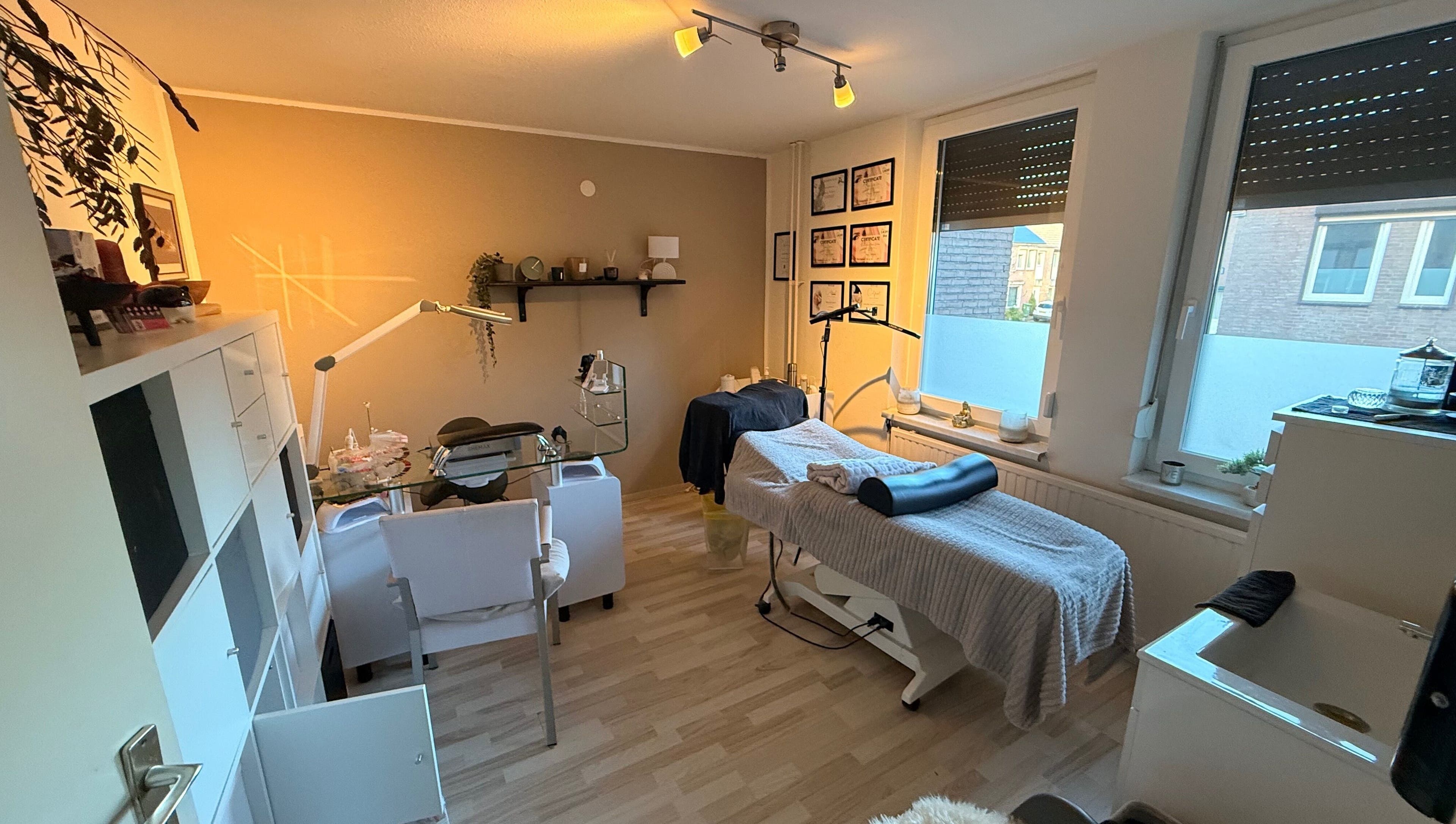 Interieur van J'sBeautybar in Maastricht, Limburg, NL. Ruim, modern met behandelbed en comfortabele stoelen.