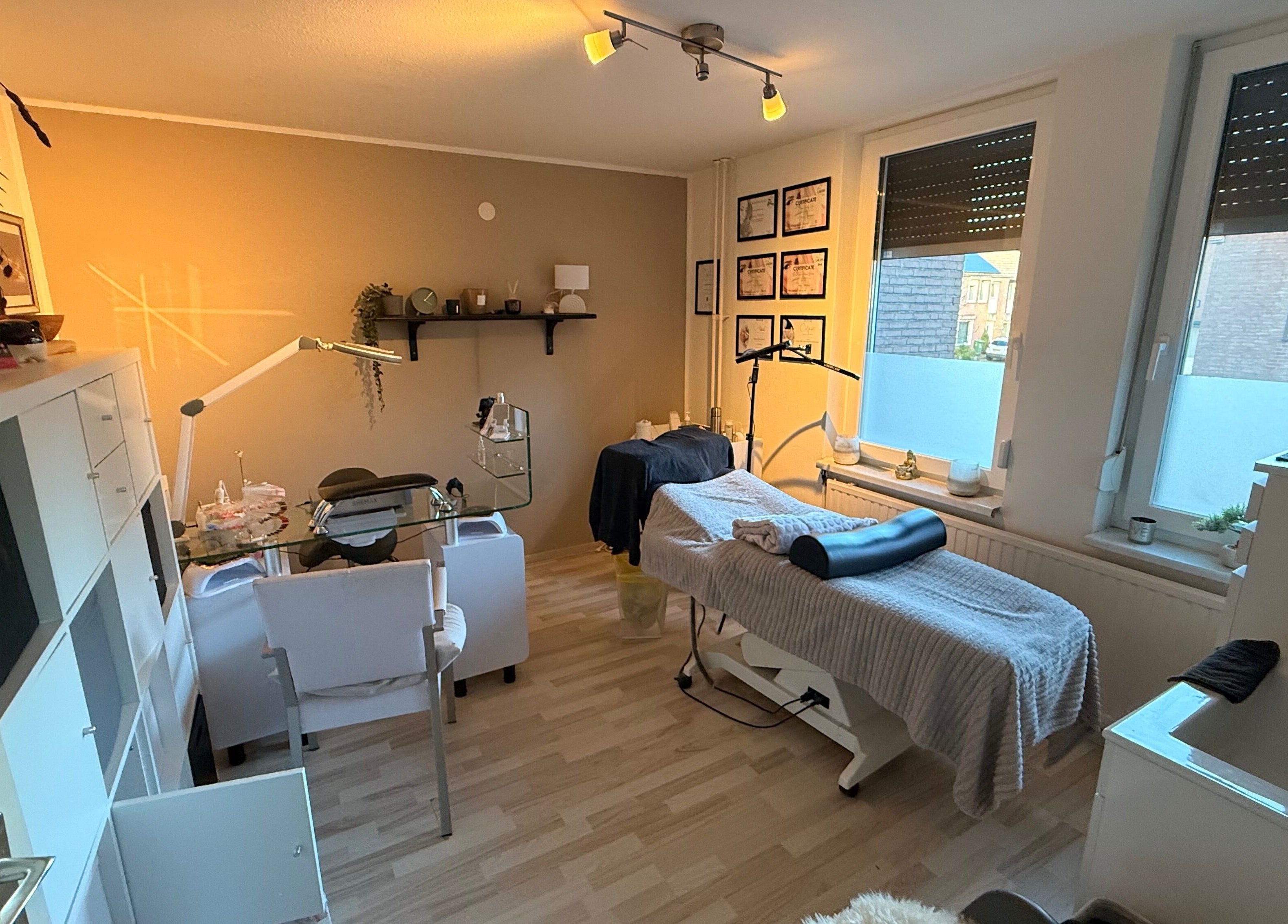 Interieur van J'sBeautybar in Maastricht, Limburg, NL. Ruim, modern met behandelbed en comfortabele stoelen.