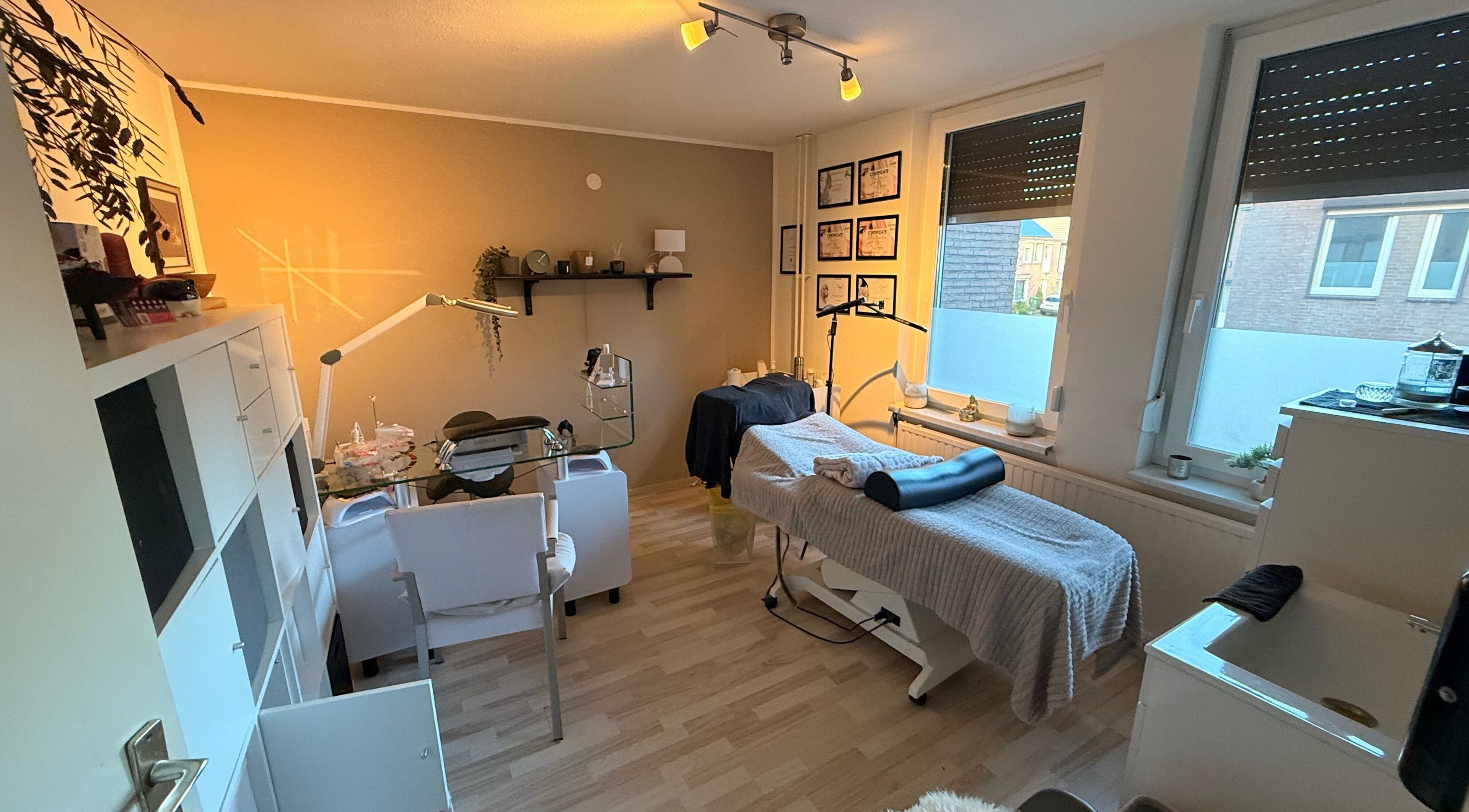 Interieur van J'sBeautybar in Maastricht, Limburg, NL. Ruim, modern met behandelbed en comfortabele stoelen.