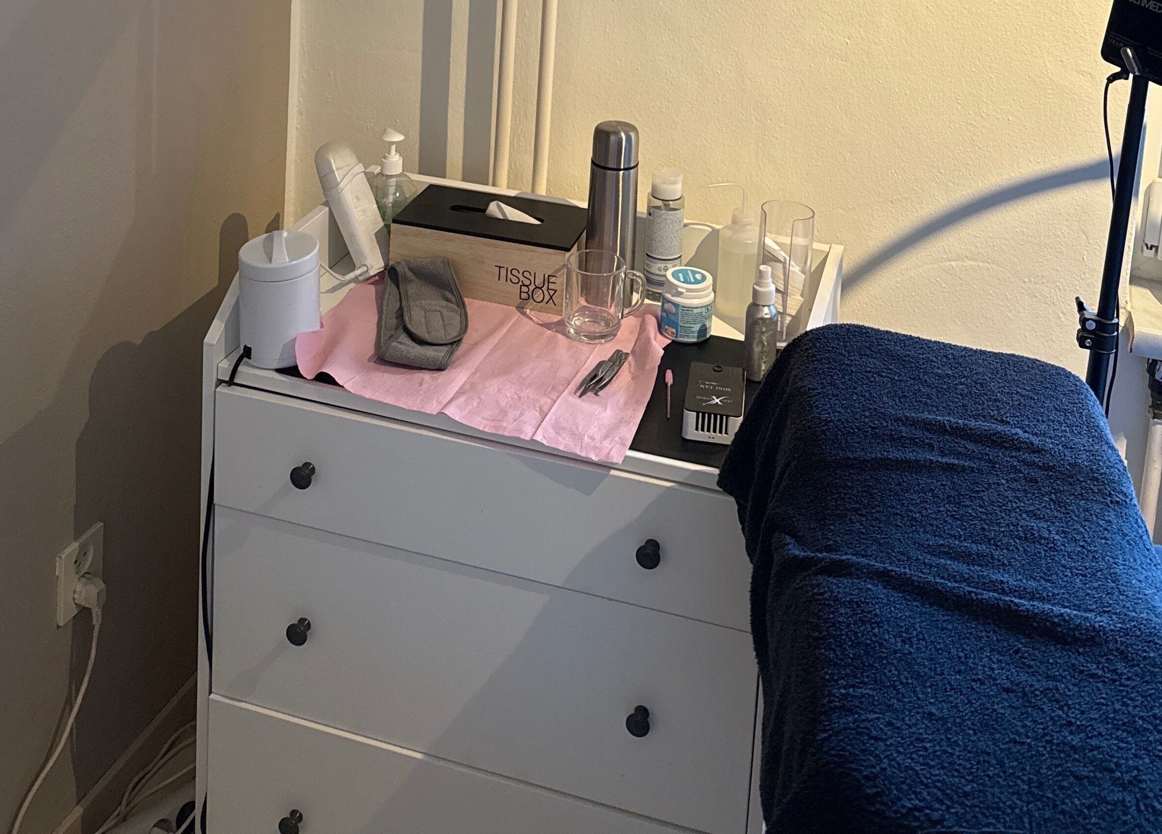 Verzorgingshoek bij J'sBeautybar in Maastricht, Limburg, NL met benodigdheden voor behandelingen.