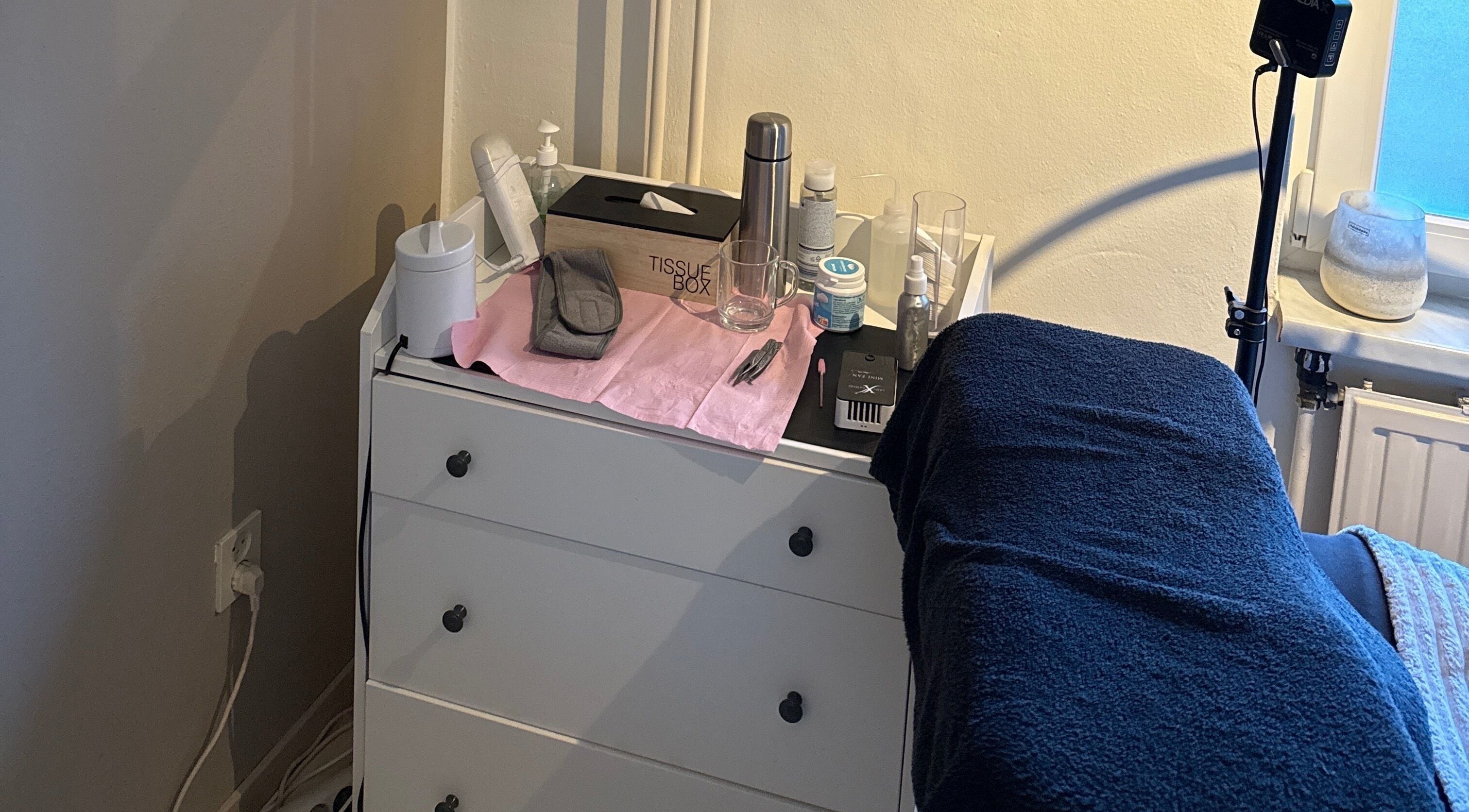 Verzorgingshoek bij J'sBeautybar in Maastricht, Limburg, NL met benodigdheden voor behandelingen.