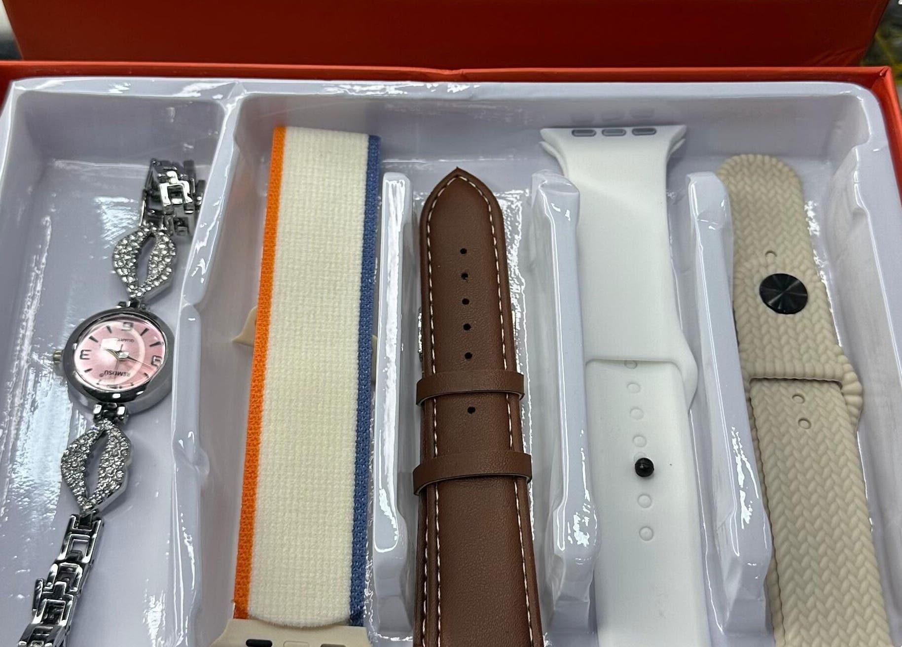 Conjunto de pulseiras coloridas e relógio elegante em Ronald salão, Rio De Janeiro, Rio De Janeiro, BR.