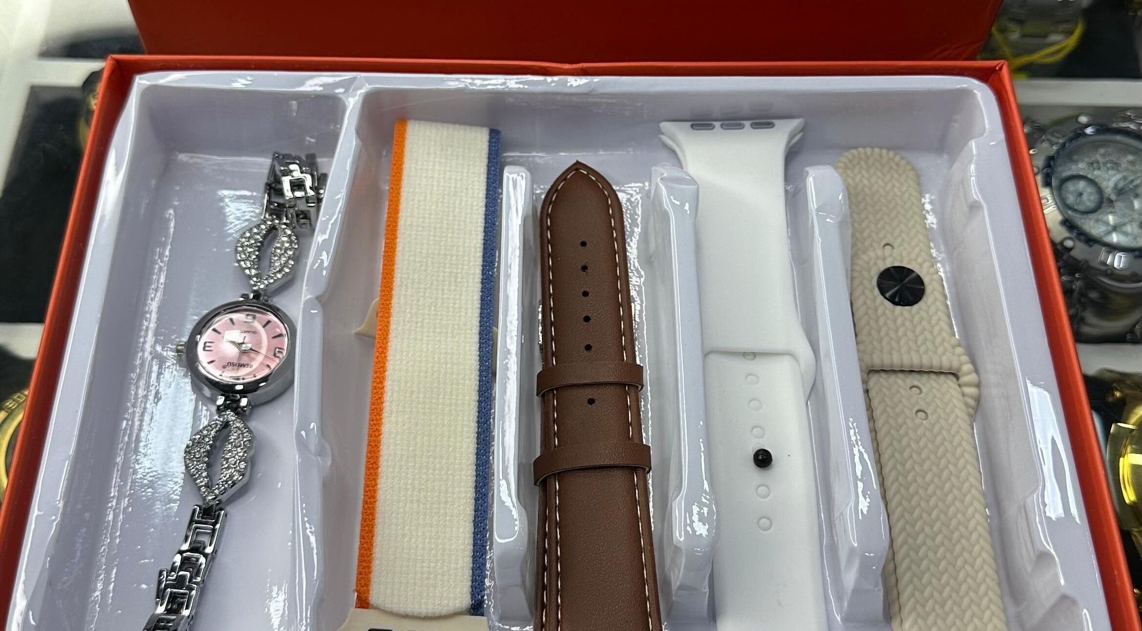 Conjunto de pulseiras coloridas e relógio elegante em Ronald salão, Rio De Janeiro, Rio De Janeiro, BR.