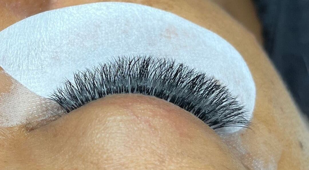 Lash extensions at POISE BEAUTY, Paramaribo, Paramaribo, SR, showcasing precision and artistry.