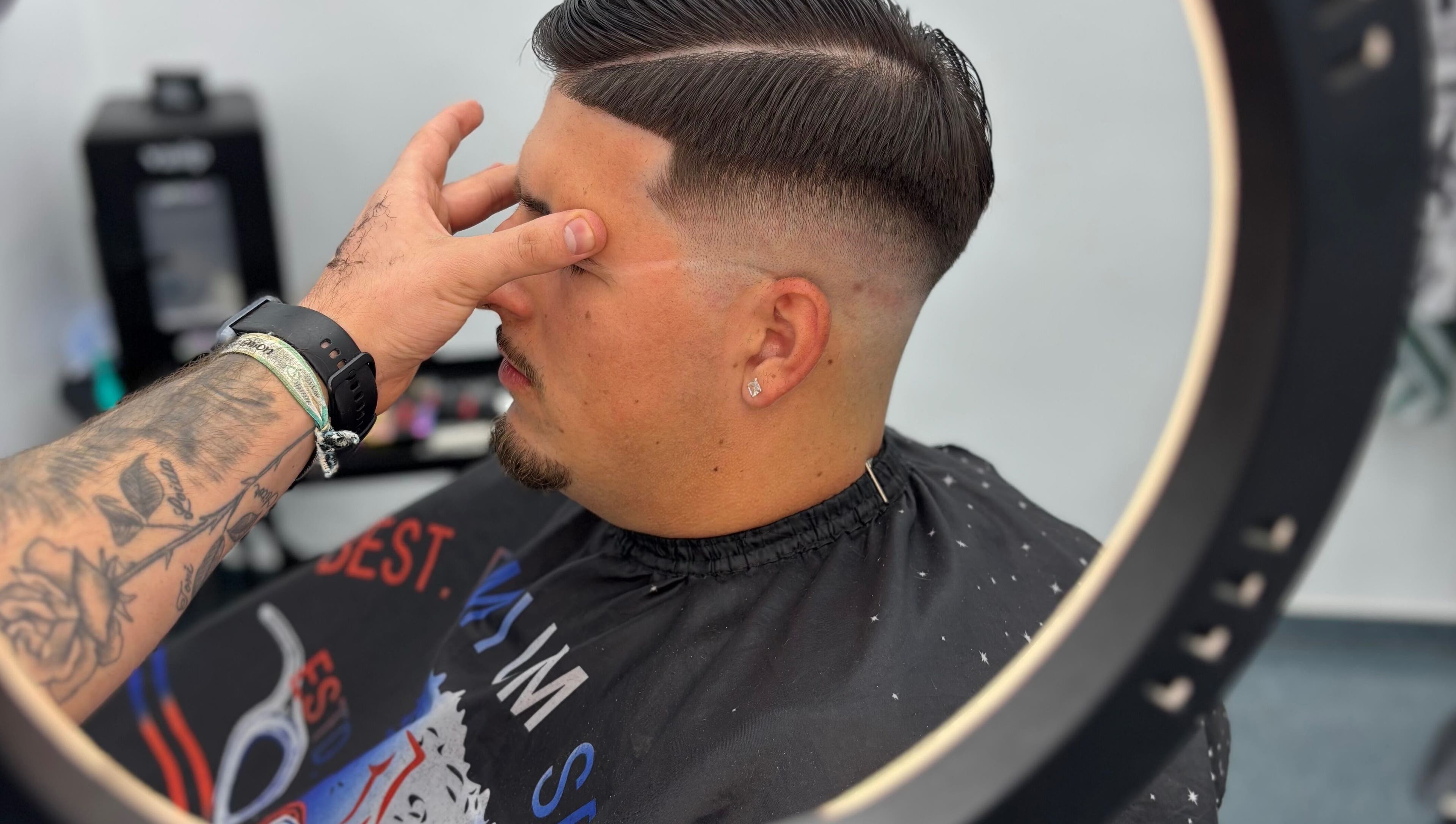 Hombre recibiendo un corte moderno en CAMPILLOBARBER, Olivares, Andalucía, ES.