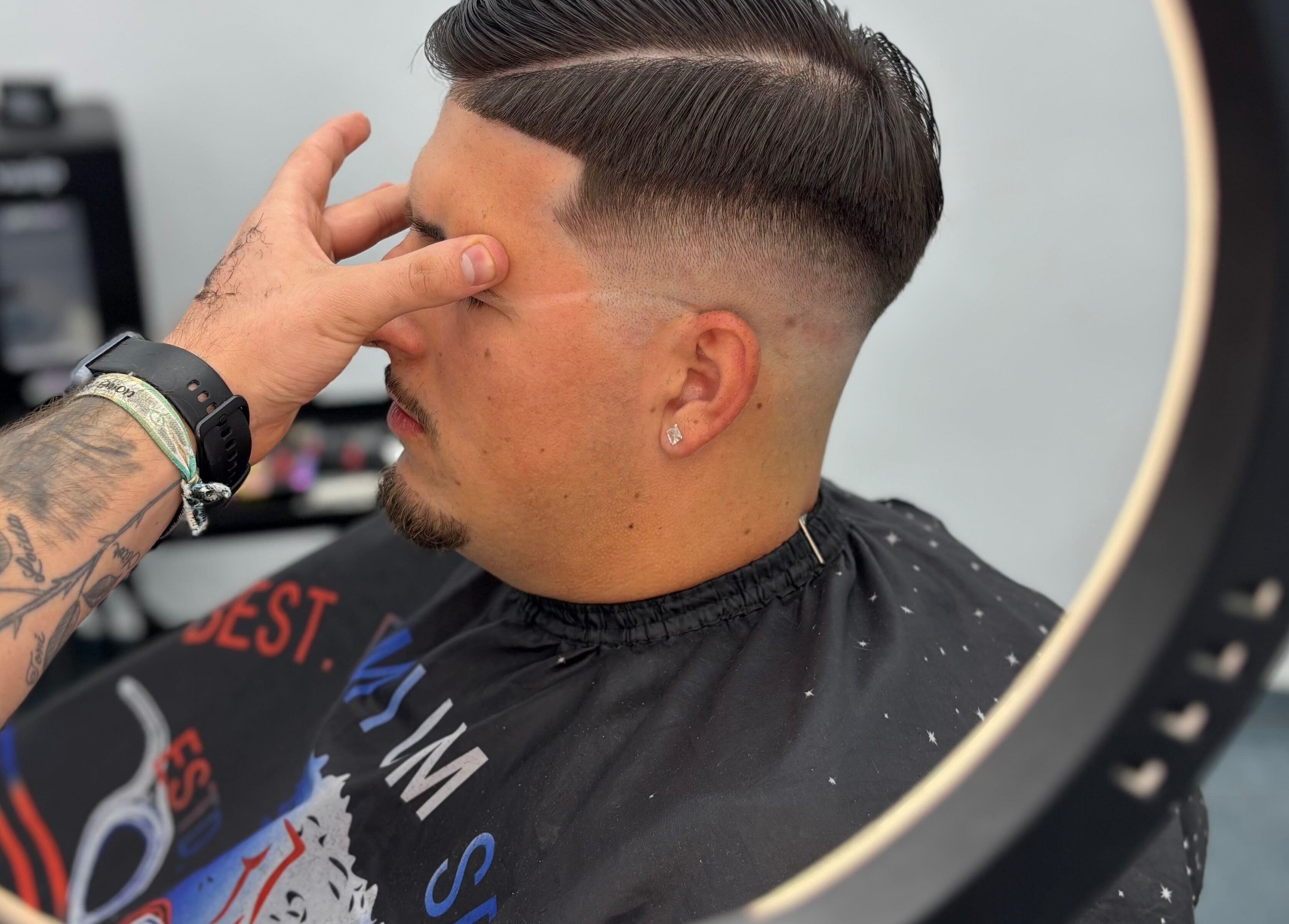 Hombre recibiendo un corte moderno en CAMPILLOBARBER, Olivares, Andalucía, ES.
