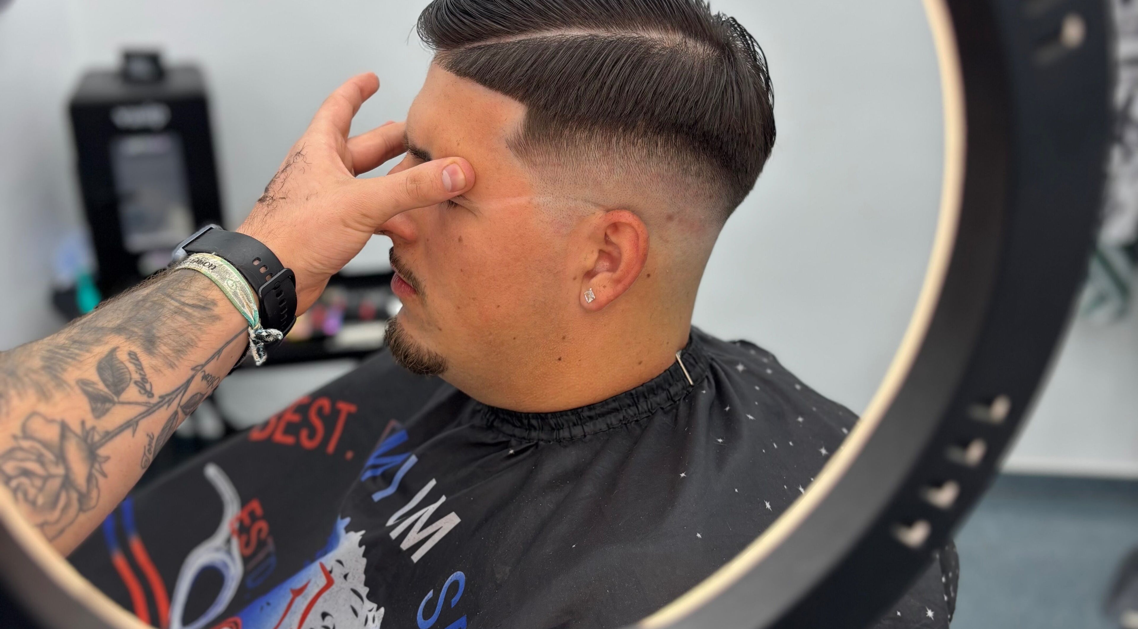Hombre recibiendo un corte moderno en CAMPILLOBARBER, Olivares, Andalucía, ES.