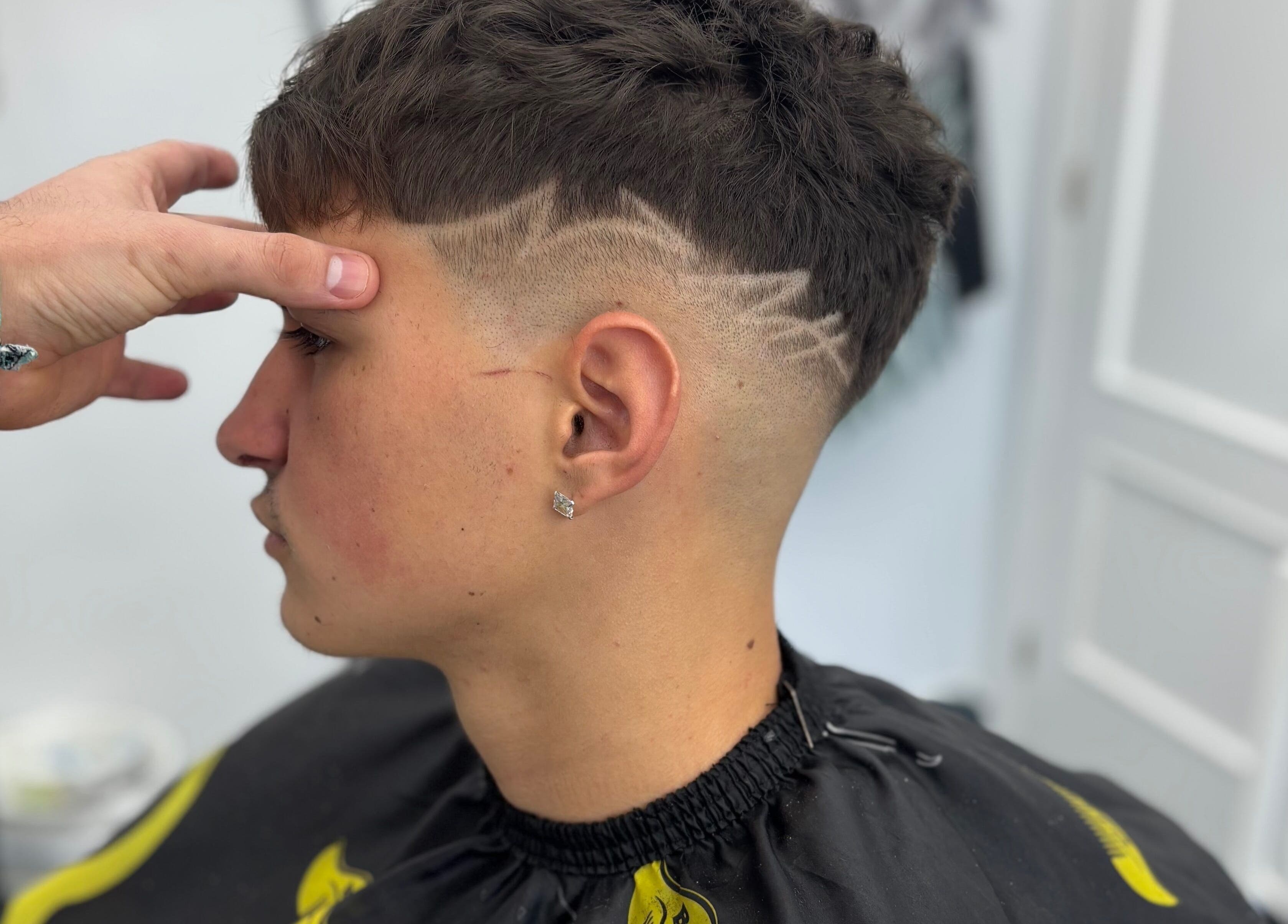 Peinado moderno con detalles en CAMPILLOBARBER en Olivares, Andalucía, ES. Corte elegante y preciso.