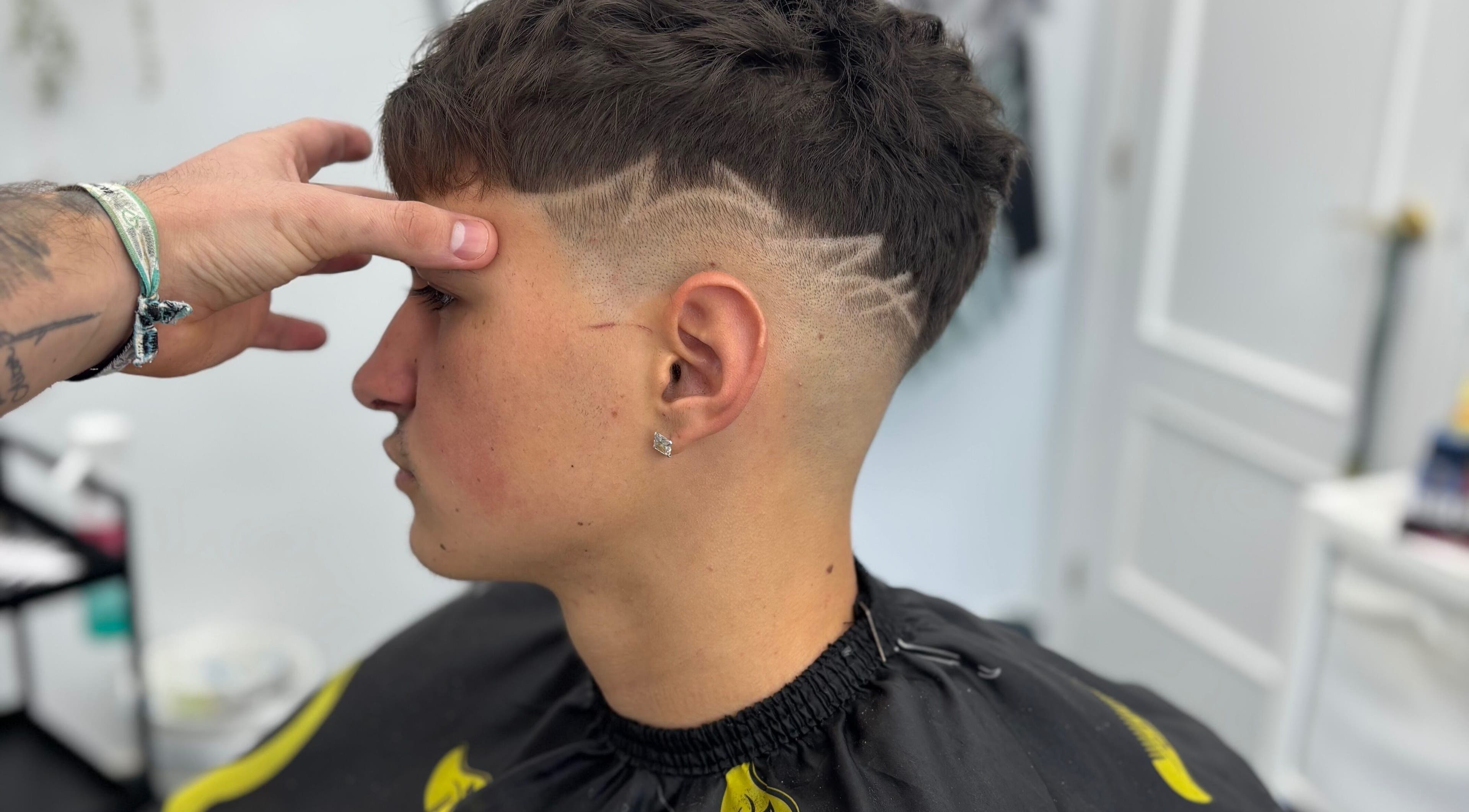 Peinado moderno con detalles en CAMPILLOBARBER en Olivares, Andalucía, ES. Corte elegante y preciso.