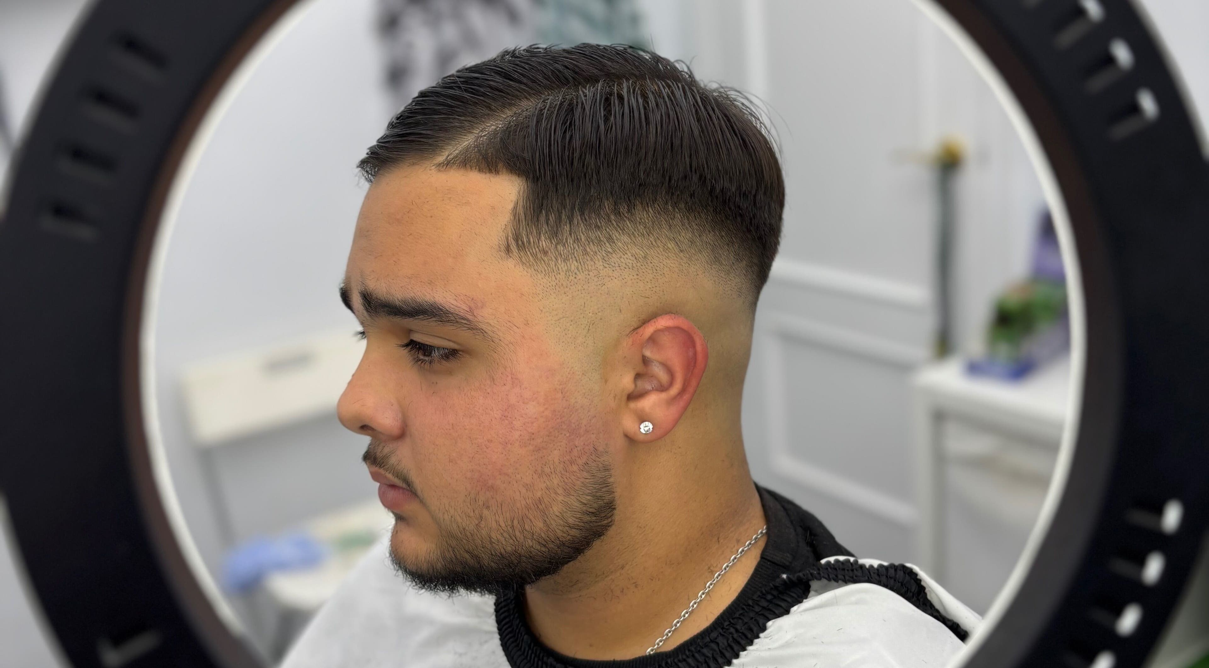 Corte de cabello moderno en CAMPILLOBARBER, Olivares, Andalucía, ES, destacando un fade impecable.