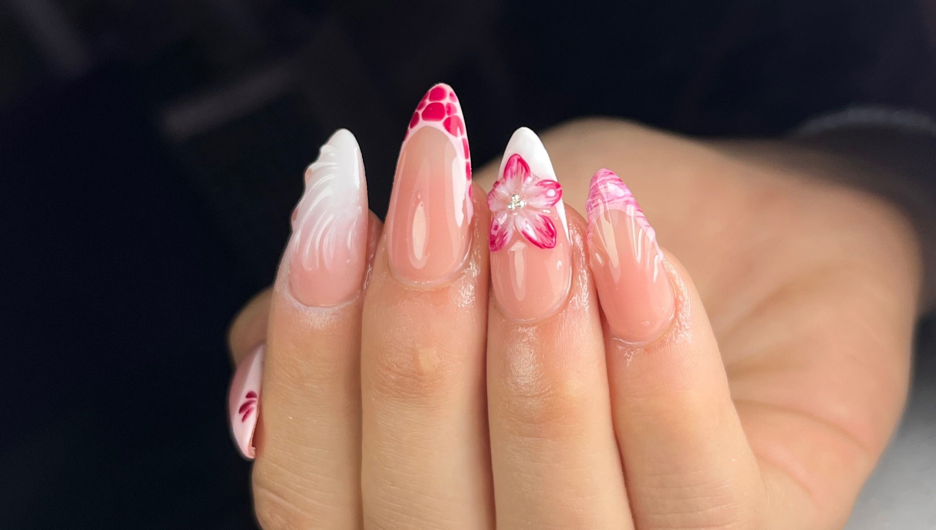 Intricate pink floral nail art by Vanesa Penaquio Beauty, Rivadavia, Mendoza, AR.