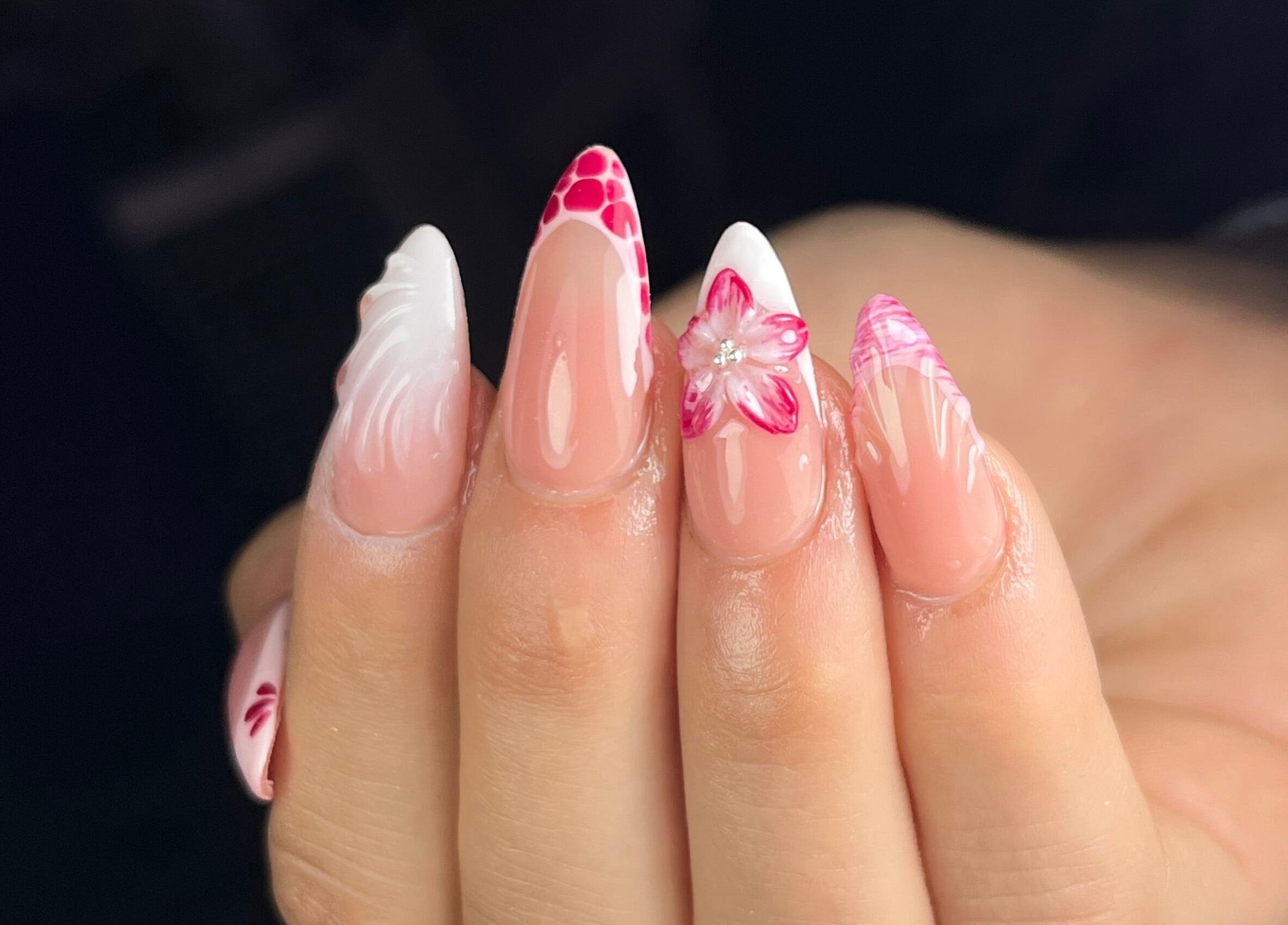Intricate pink floral nail art by Vanesa Penaquio Beauty, Rivadavia, Mendoza, AR.
