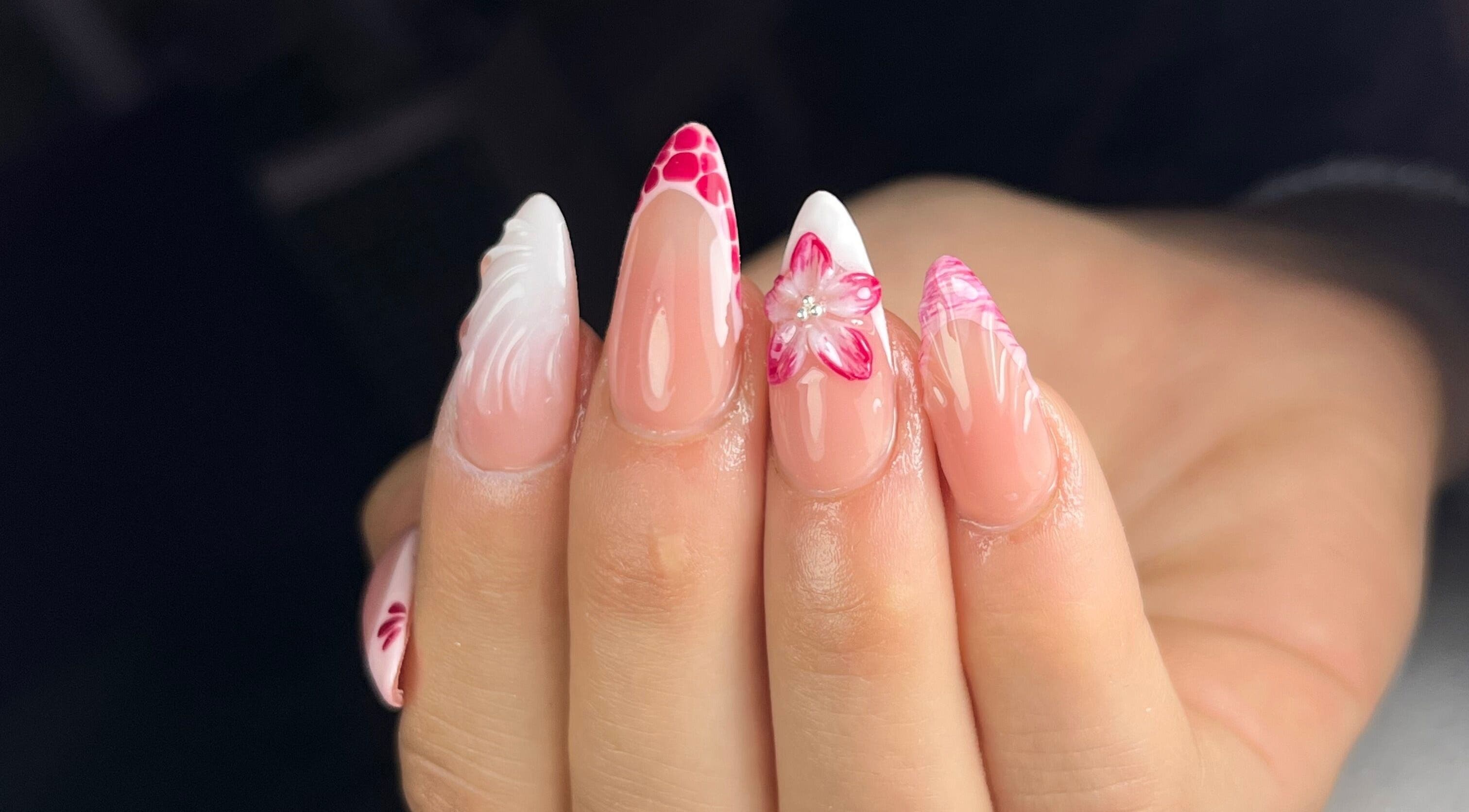 Intricate pink floral nail art by Vanesa Penaquio Beauty, Rivadavia, Mendoza, AR.