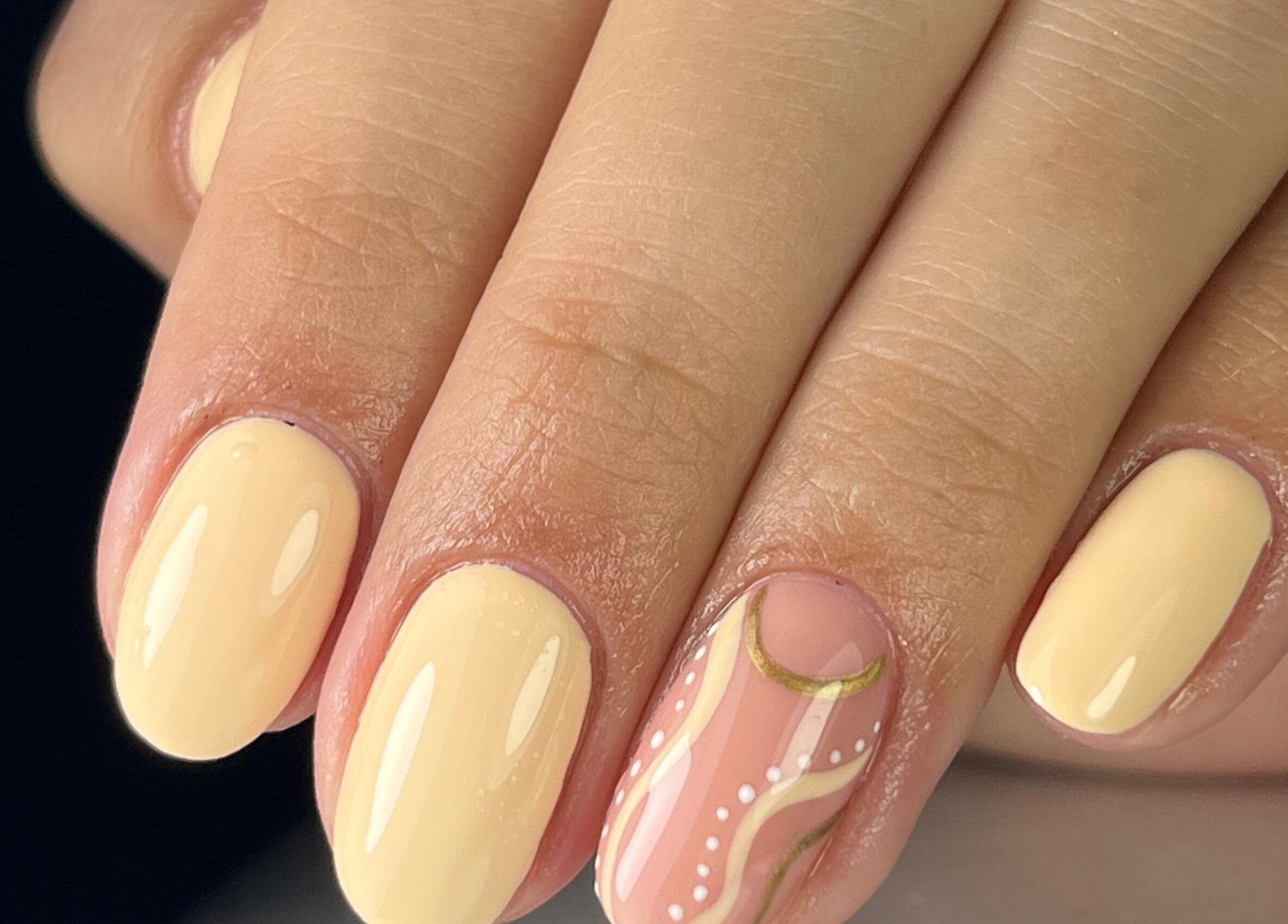 Elegant nail art at Vanesa Penaquio Beauty, Rivadavia, Mendoza, AR showcasing stylish manicure design.