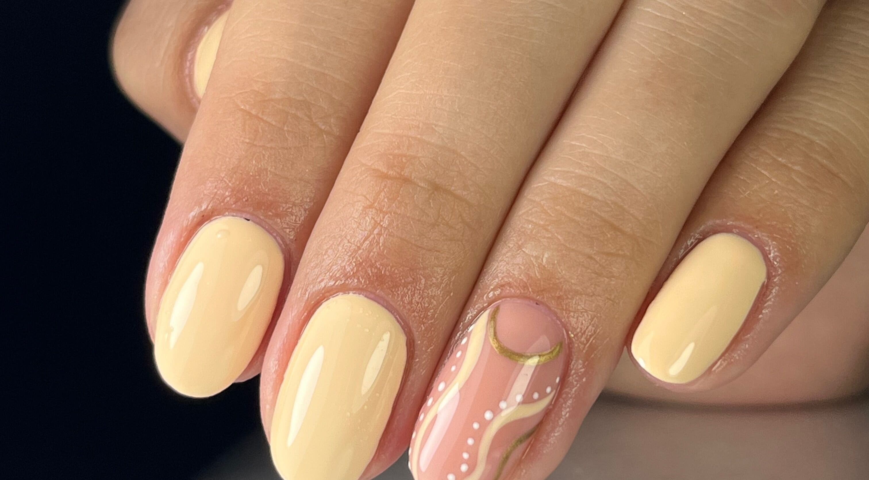 Elegant nail art at Vanesa Penaquio Beauty, Rivadavia, Mendoza, AR showcasing stylish manicure design.