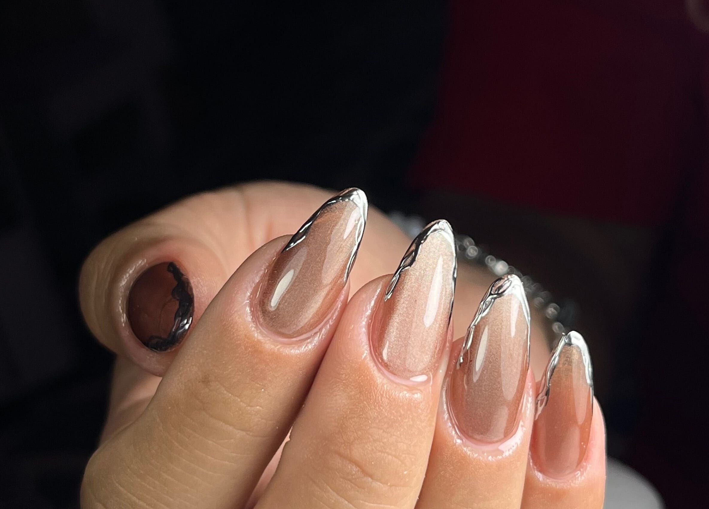 Elegant metallic nail art at Vanesa Penaquio Beauty, Rivadavia, Mendoza, AR showcasing glossy finishes.