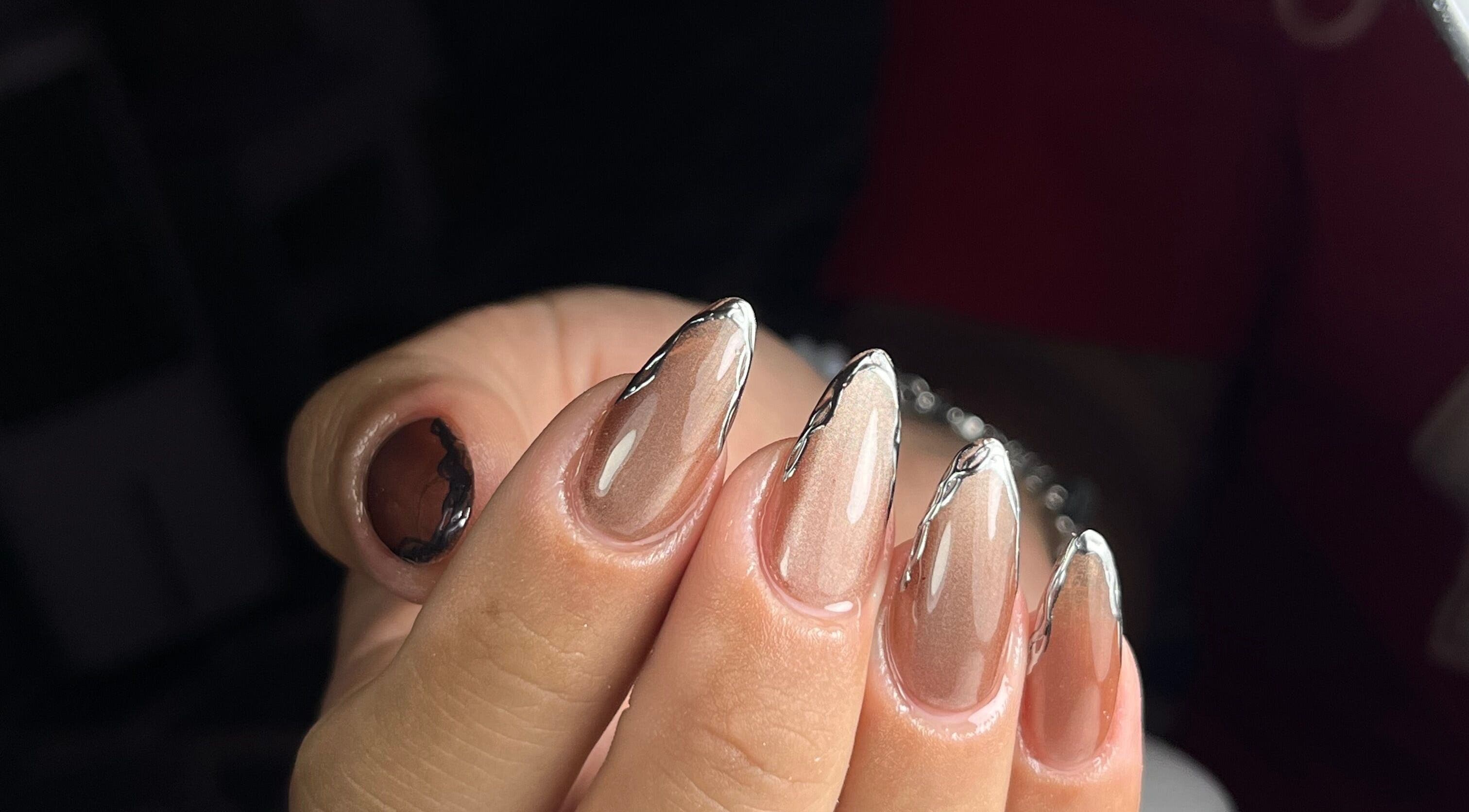 Elegant metallic nail art at Vanesa Penaquio Beauty, Rivadavia, Mendoza, AR showcasing glossy finishes.