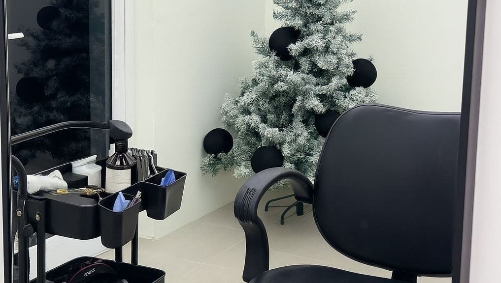 Cozy setup at Barber N’ The Hood, Kralendijk, Bonaire with salon chair and decorated tree.