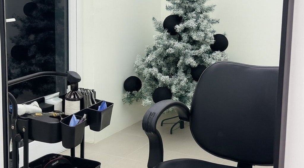 Cozy setup at Barber N’ The Hood, Kralendijk, Bonaire with salon chair and decorated tree.