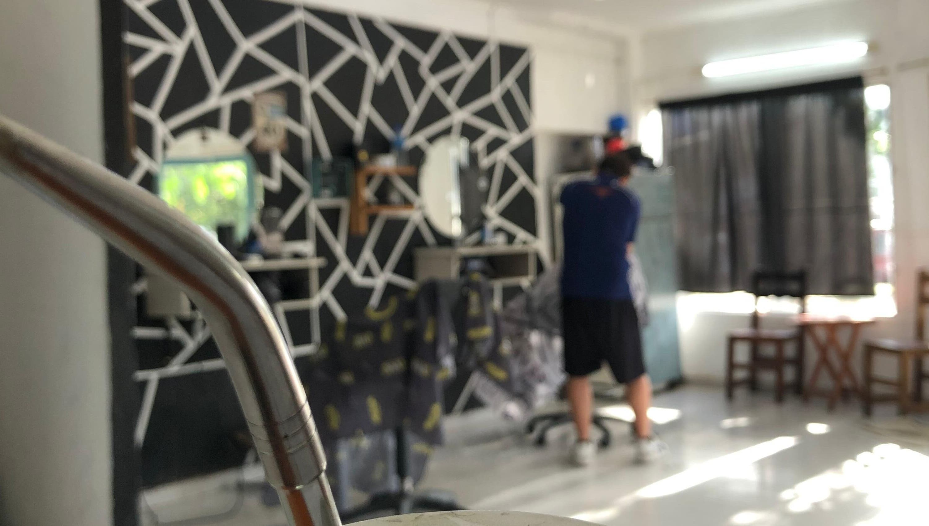 Interior moderno de Barberia Imperio Flow en Concepción Del Uruguay, Entre Ríos, AR, con diseño geométrico en la pared.