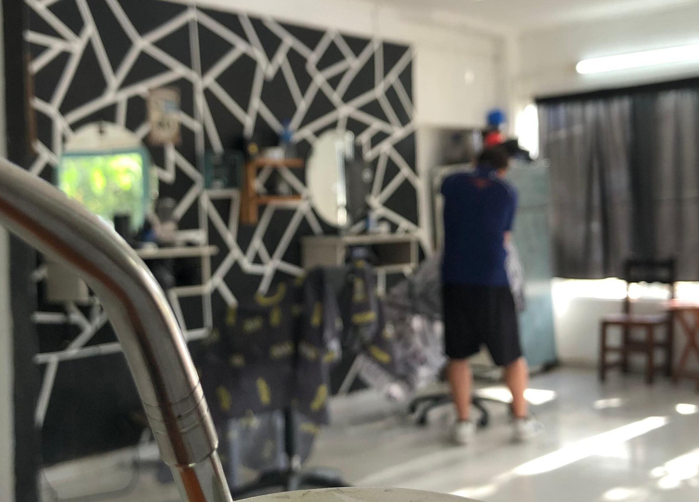 Interior moderno de Barberia Imperio Flow en Concepción Del Uruguay, Entre Ríos, AR, con diseño geométrico en la pared.