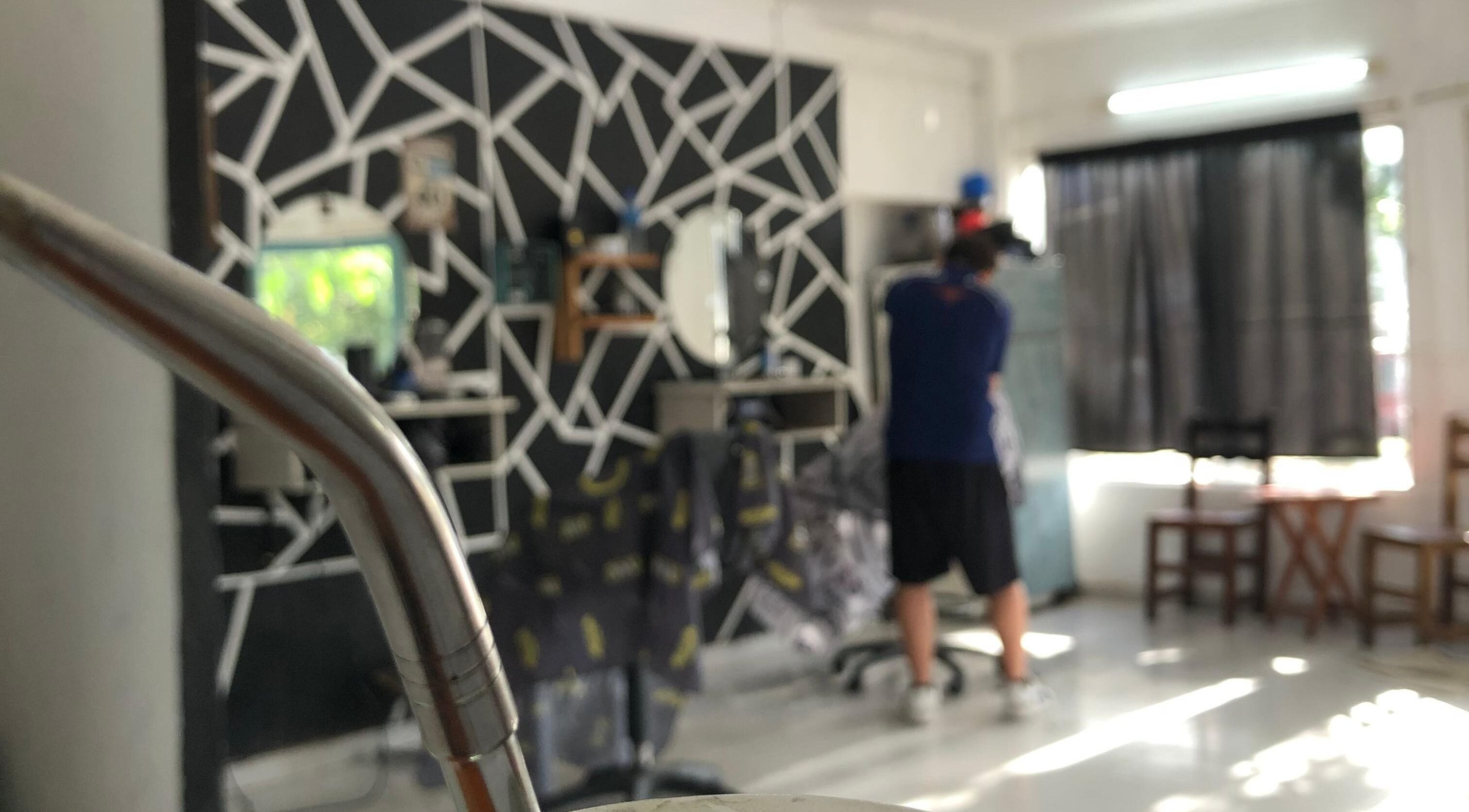 Interior moderno de Barberia Imperio Flow en Concepción Del Uruguay, Entre Ríos, AR, con diseño geométrico en la pared.