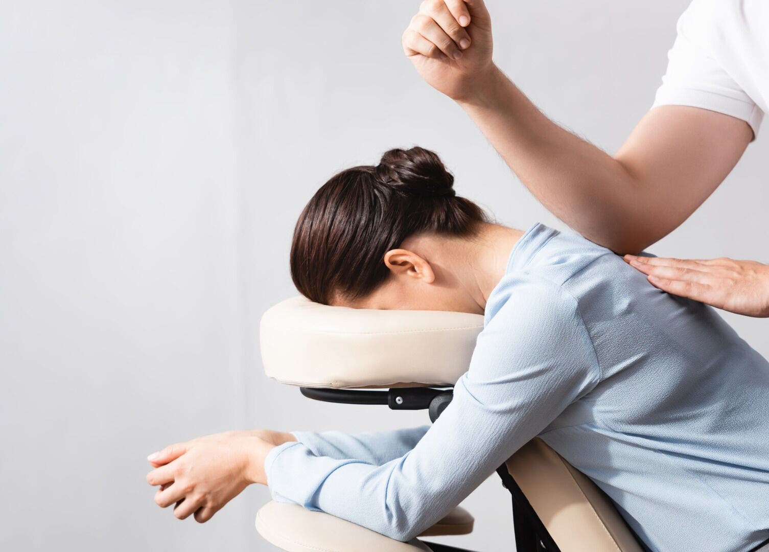 Relaxing chair massage at Zen Body Wellness, Centreville, Virginia, US offering soothing techniques.